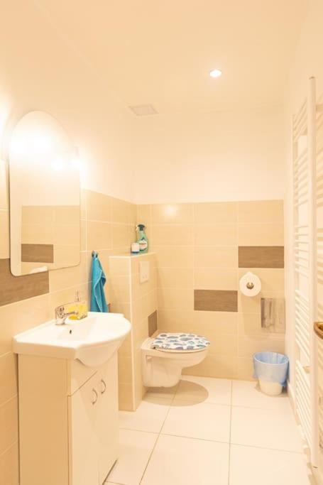 Cozy Basement Flat, Skyshowtime, 3 Minutes To Center Apartmán *